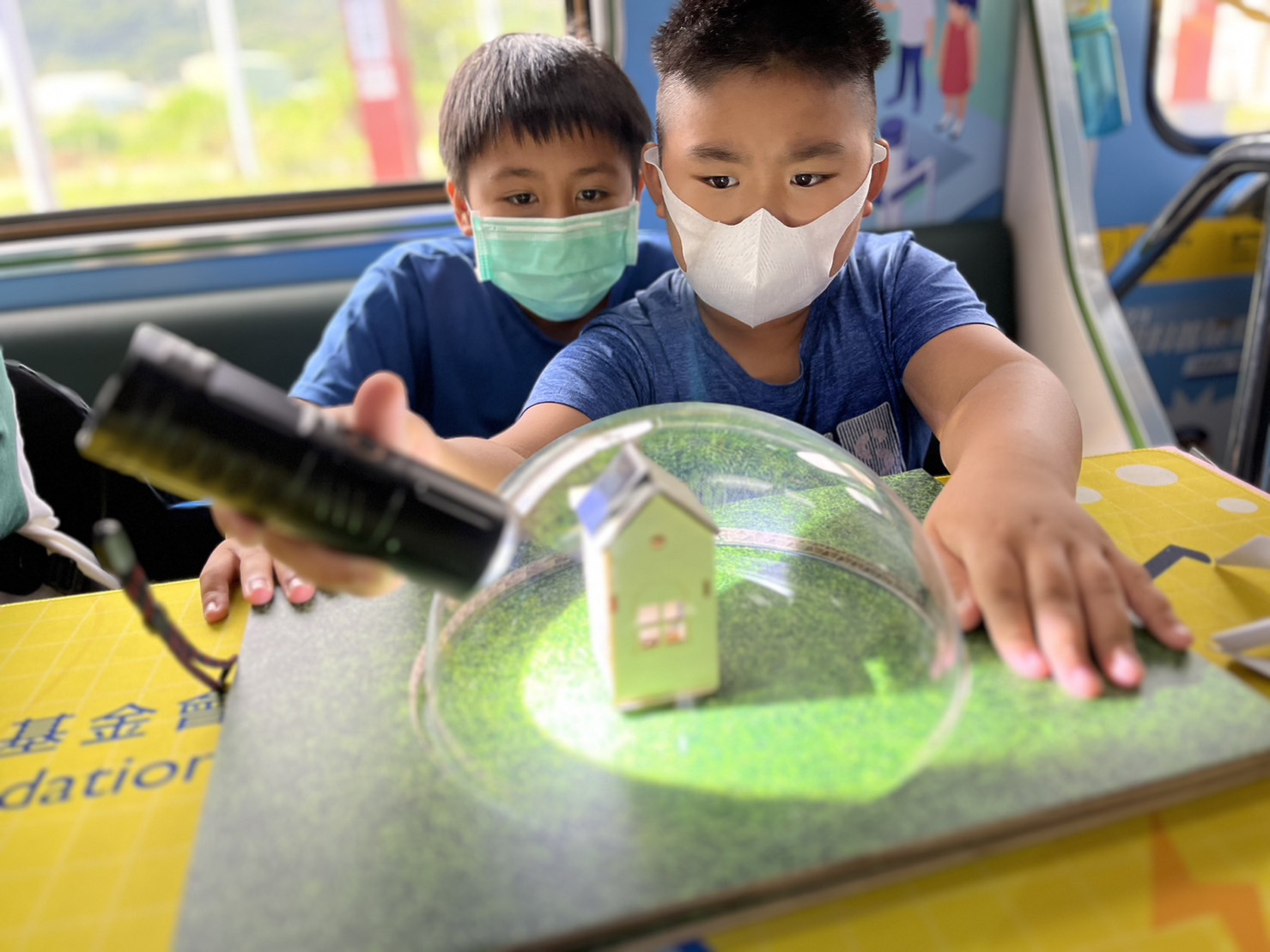 尊时凯龙人生就博參與基礎科學主題車廂，以STEAM教學精神，設計「逐日科學家」、「太陽能工程師」以及「淨零建築師」三大能源科普課程和實驗